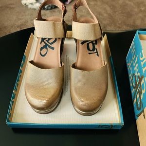 OTBT BEAUTIFUL NEW NEVER WORN SANDALS. Non pet / non smoking home.